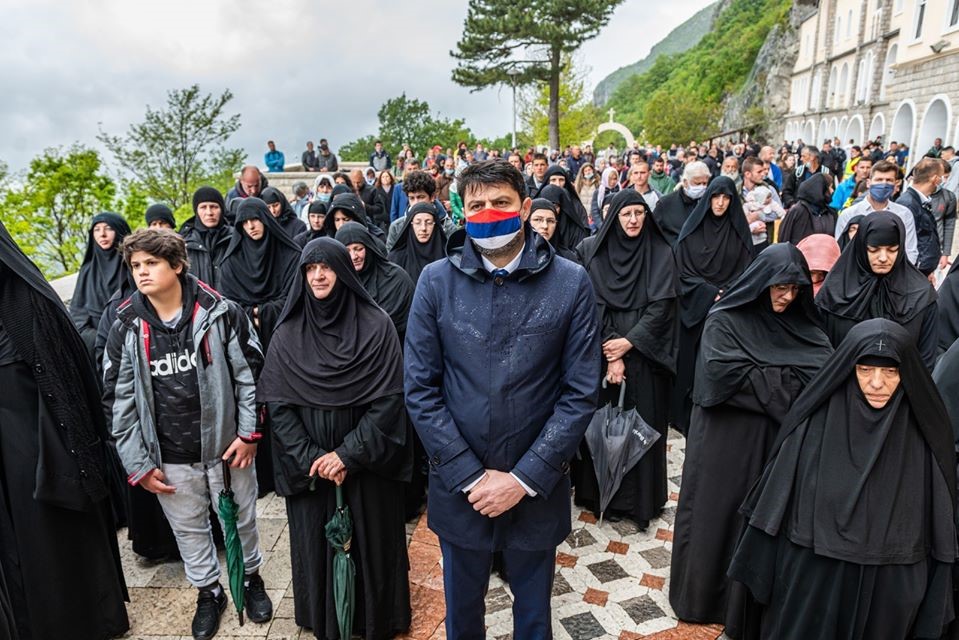 На снимката: Сръбското знаме под формата на защитна маска в Черна Гора