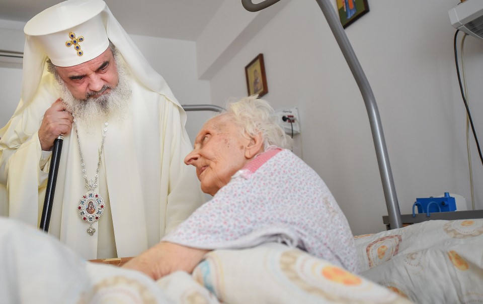 Patriarhul Daniel Discuta Cu Un Batran Credit Foto Basilica