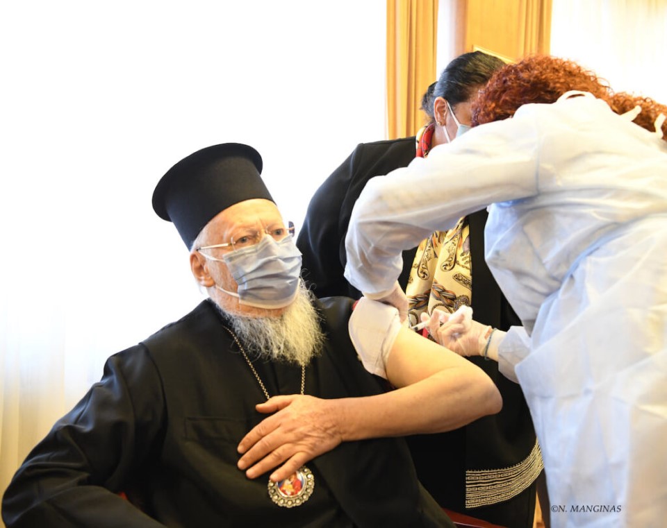 Ο Οικουμενικός Πατριάρχης εμβολιάστηκε κατά του ιού Covid 19 Doxologia Infonews
