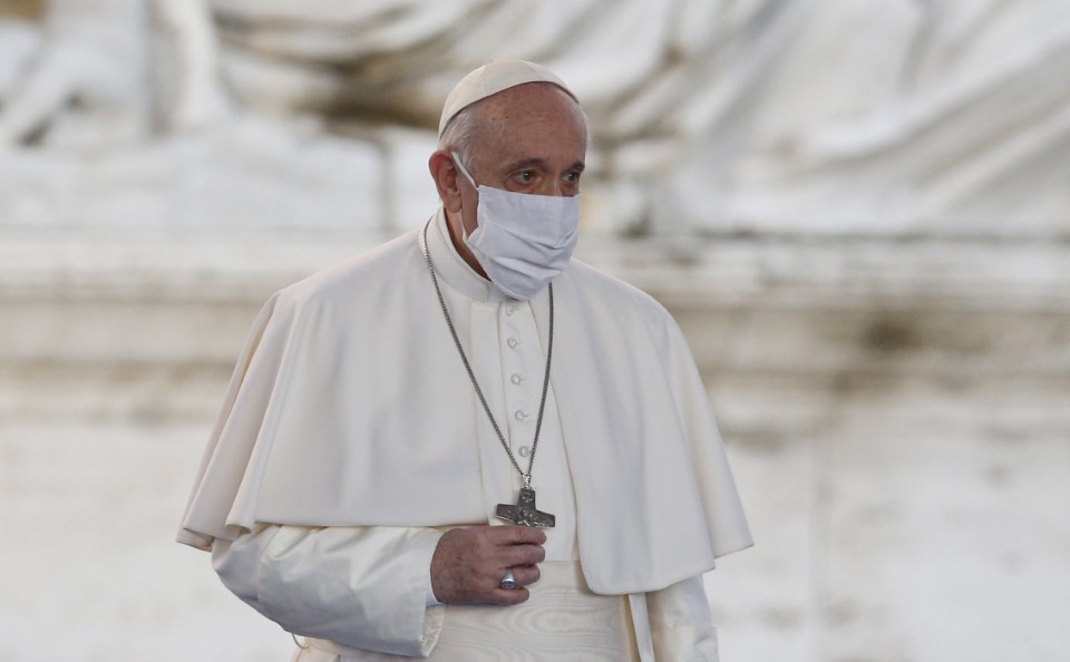 FILE POPE MASK COVID