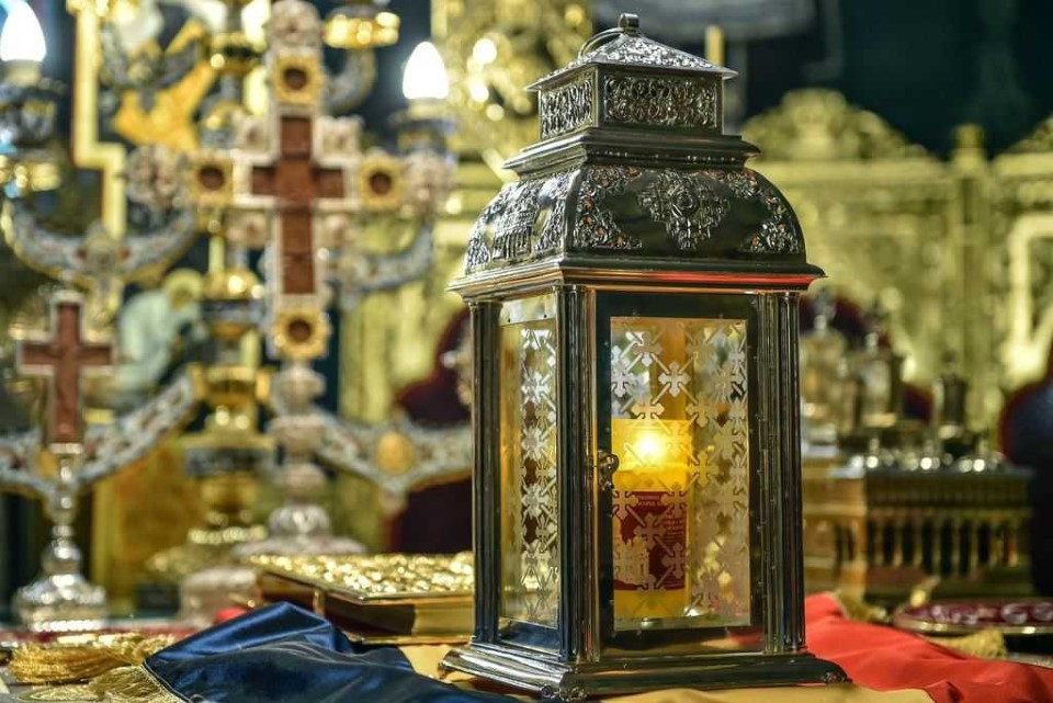 Sfanta Lumina de la Ierusalim va fi adusa in Romania de Sfintele Pasti