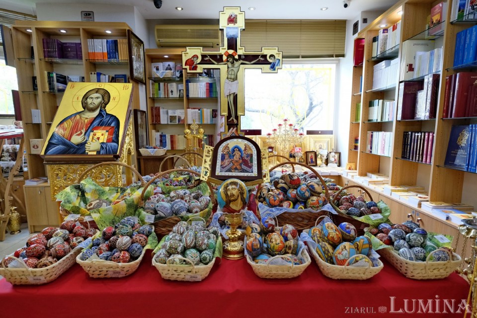 Expozitie cu vanzare de oua incondeiate la magazinul libraria ortodoxa din bucuresti