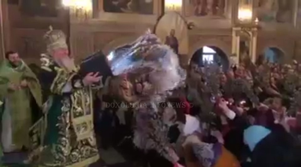 Руски Йерарх изля кофа със Светена Вода върху вярващите забулени жени в храма на Цветница