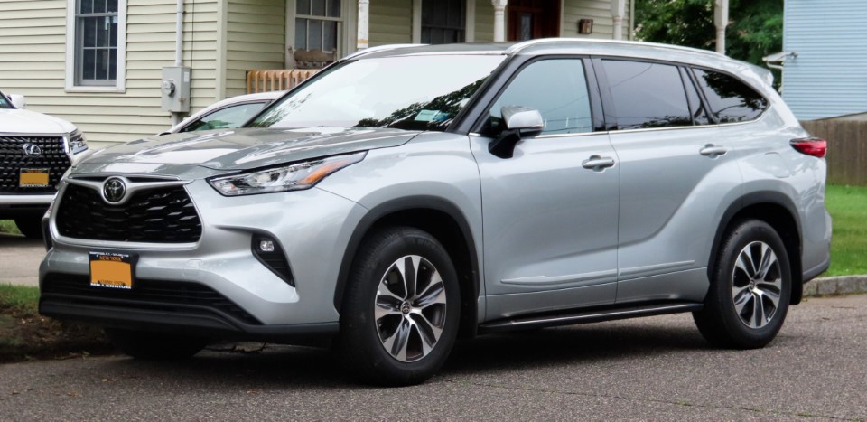 2020 Toyota Highlander XLE AWD, front