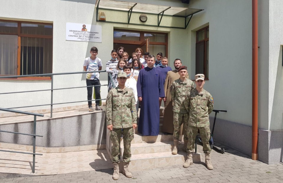 Actiune filantropica intreprinsa de militarii lugojeni la centrul sfantul nicolae