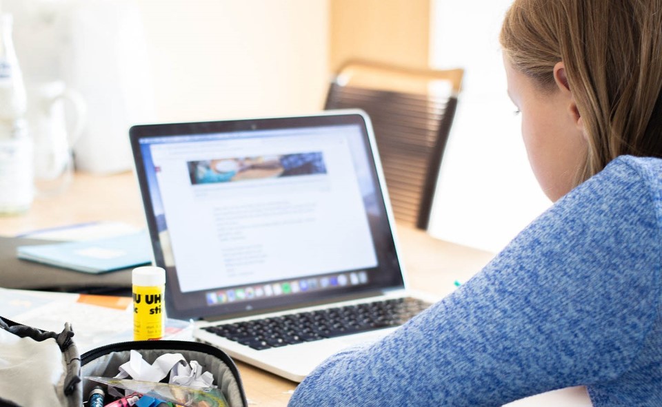 Digital Unterricht online Maedchen