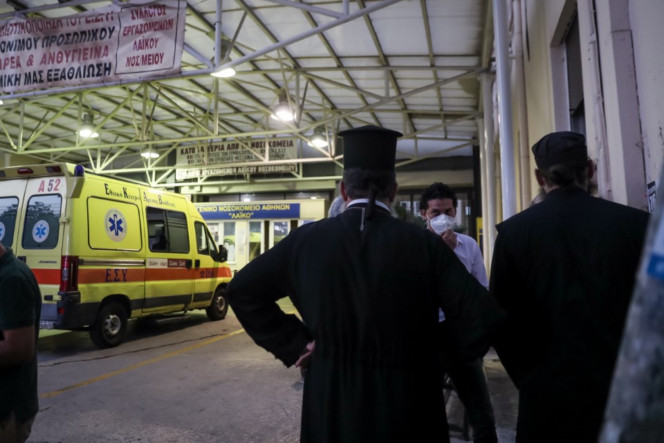 ΕΠΙΘΕΣΗ ΙΕΡΕΑ ΜΕ ΒΙΤΡΙΟΛΙ ΣΕ ΕΠΤΑ ΜΗΤΡΟΠΟΛΙΤΕΣ ΣΤΗΝ ΜΟΝΗ ΠΕΤΡΑΚΗ ΜΕΤΑΦΟΡΑ ΤΡΑΥΜΑΤΙΩΝ ΣΤΟ ΛΑΙΚΟ ΝΟΣΟΚΟΜΕΙΟ (EUROKINISSI / ΓΙΑΝΝΗΣ ΠΑΝΑΓΟΠΟΥΛΟΣ)