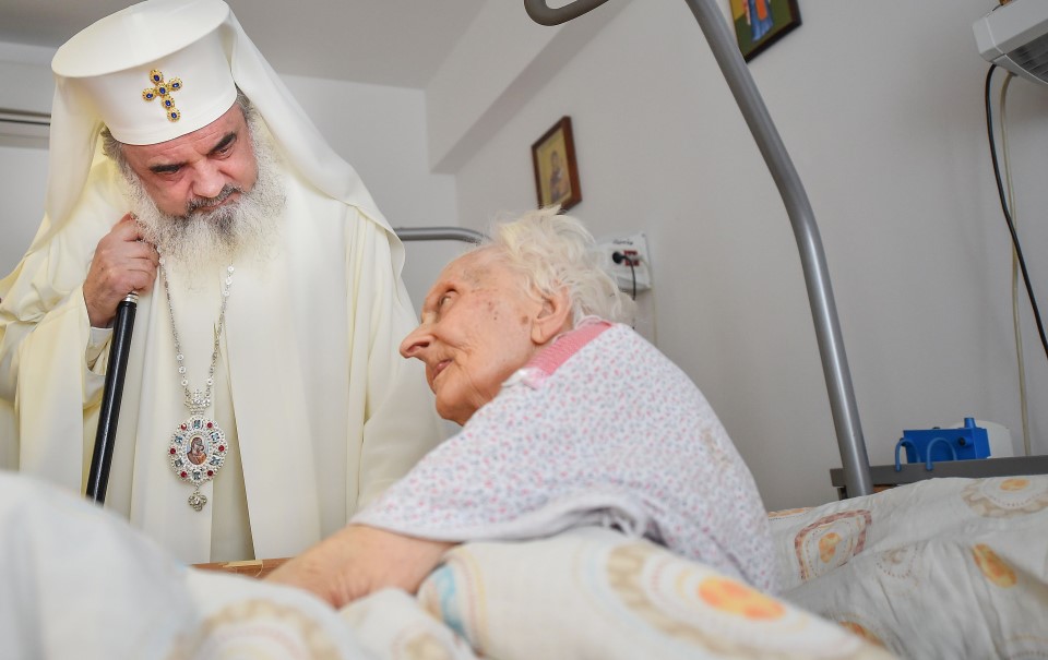 Patriarhul Daniel discuta cu un batran credit foto basilica