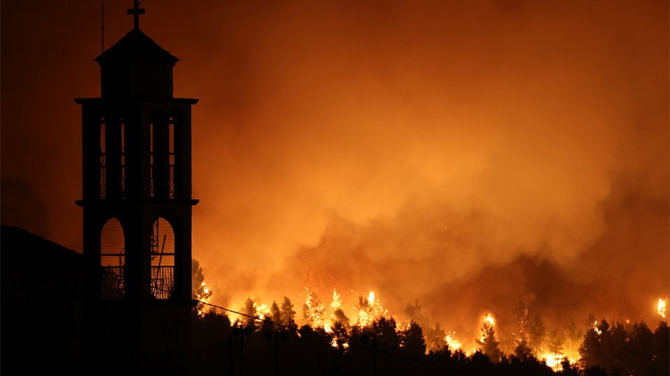 Η ΙΕΡΑ ΜΗΤΡΟΠΟΛΙΣ ΚΕΡΚΥΡΑΣ ΣΥΜΠΑΡΙΣΤΑΤΑΙ ΣΤΟΥΣ ΠΥΡΟΠΛΗΚΤΟΥΣ ΤΗΣ ΕΥΒΟΙΑΣ
