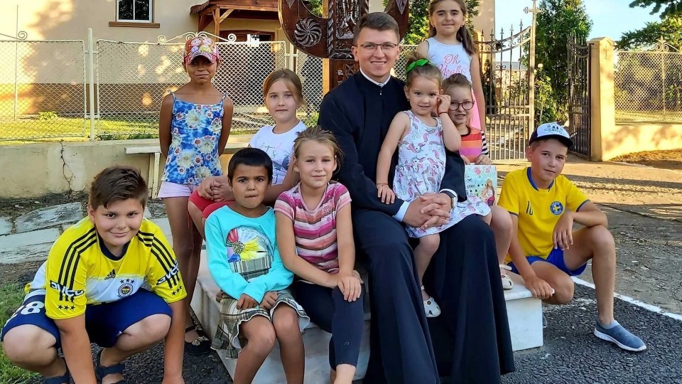 Un preot in varsta de 30 de ani din Arad premiat de autoritati pentru activitatile dedicate tinerilor
