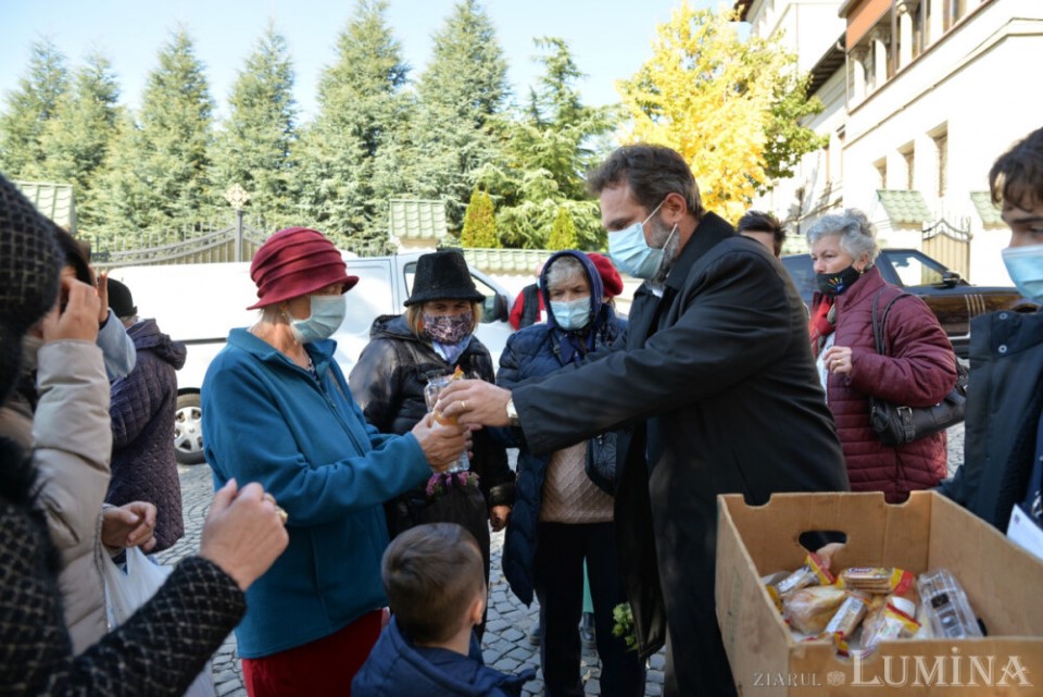 Pachete cu alimente pentru pelerinii prezenti pe colina bucuriei