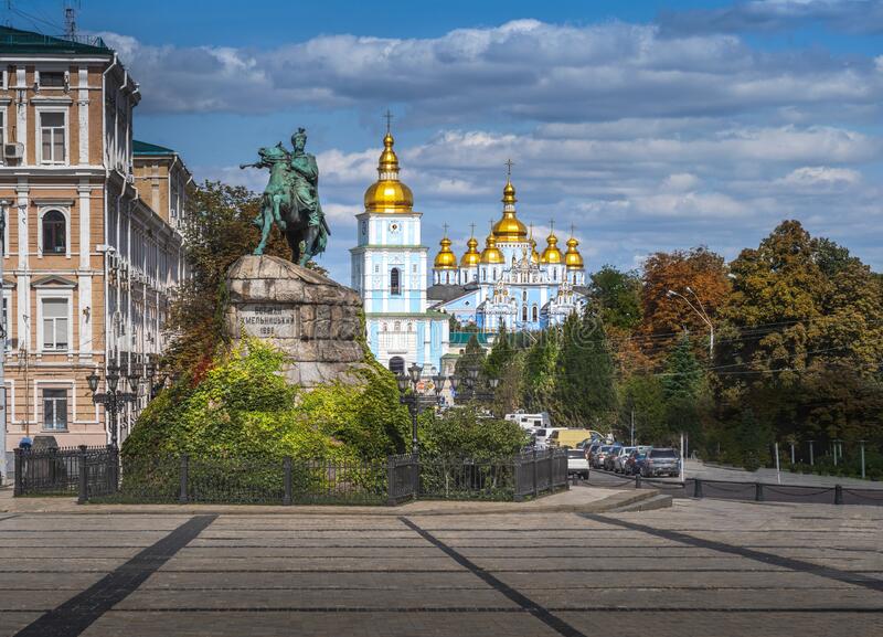 Sofievskaya Square Bohdan Khmelnytsky Monument St Michael S Golden Domed Monastery Kiev Ukraine Sofievskaya Square 213750509