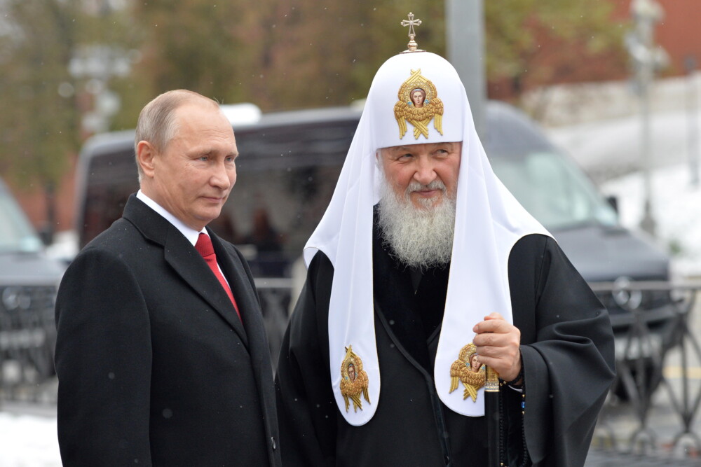 Moscow, Russia. 4th Nov, 2016. Patriarch Kirill (r) Of Moscow And All Russia And Russia's President Vladimir Putin Lay Flowers At The Monument To Kuzma Minin And Dmitry Pozharsky In Red Square On Russia's National Unity Day. Credit: Alexei Druzhinin/russ