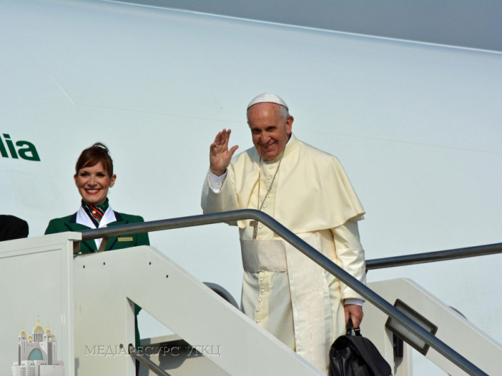 Papa francesco viaggio aereo valigia 1024x683