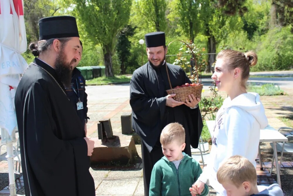 Episkop Justin sa izbjeglicama iz Ukrajine1