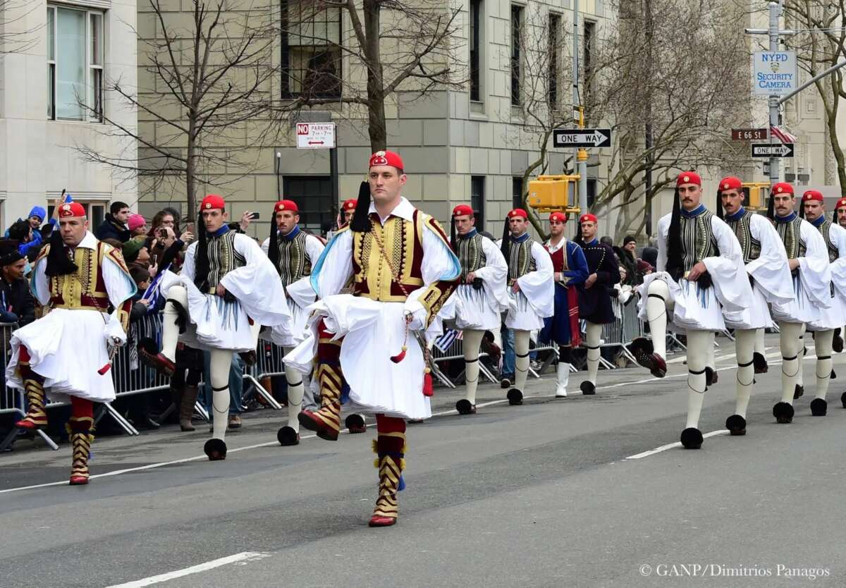 PARADE 5TH AVE35a