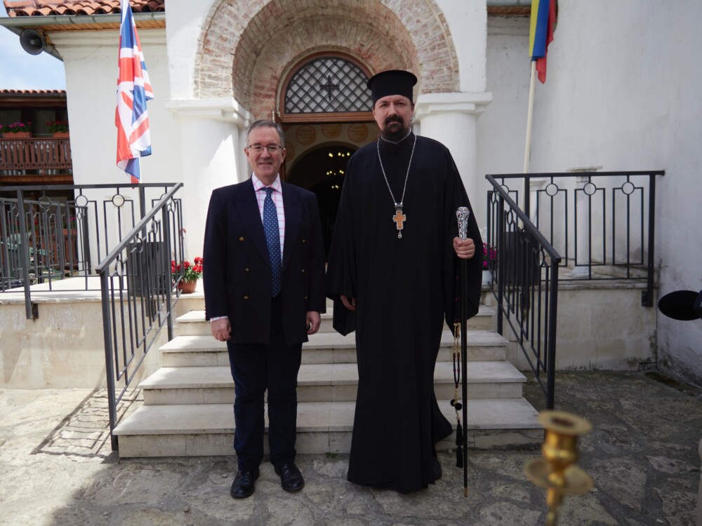 Ambasadorul si staretul manastirii comana s au rugat pentru aviatorii englezi cazuti in 1944