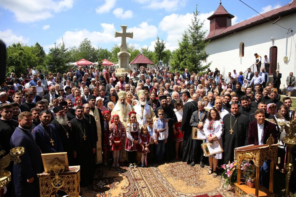 Biserica parohiei rusenii noi iasi tarnosita de doi mitropoliti