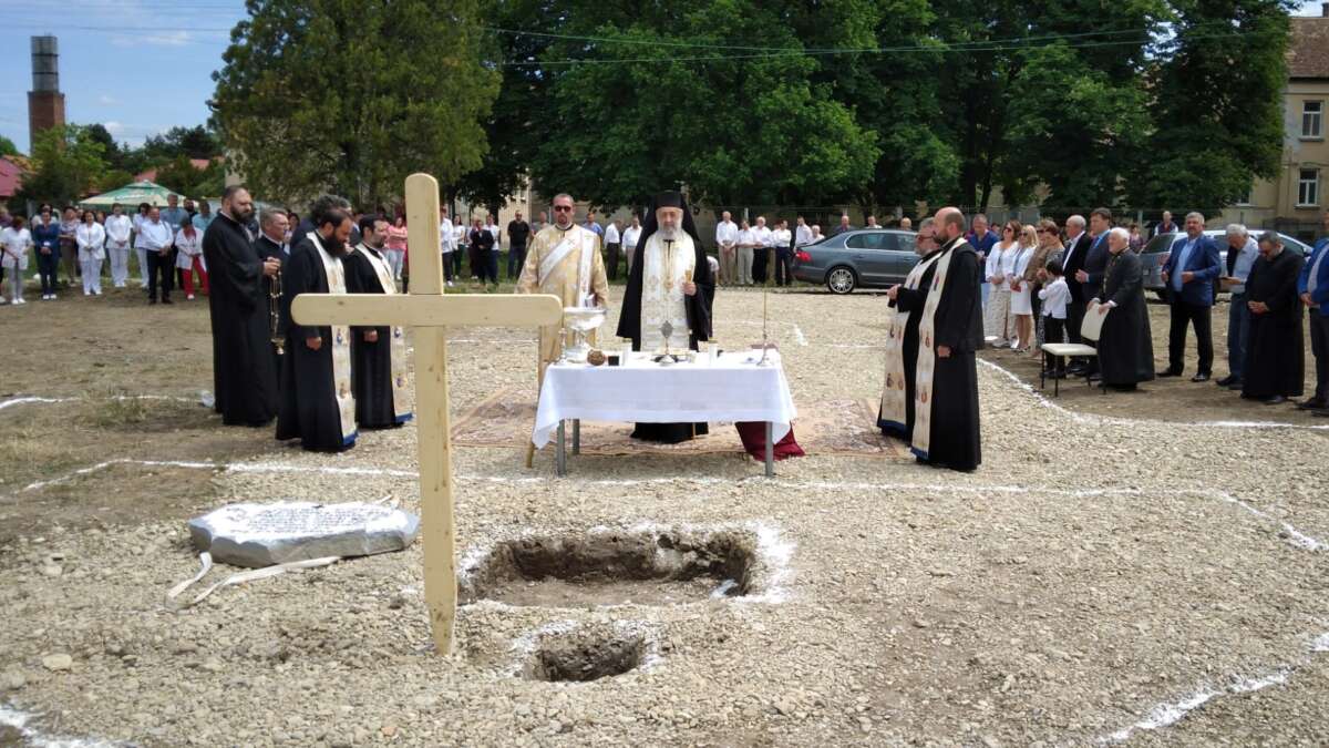 Ips irineu a sfintit piatra de temelie a bisericii de la spitalul tarnaveni