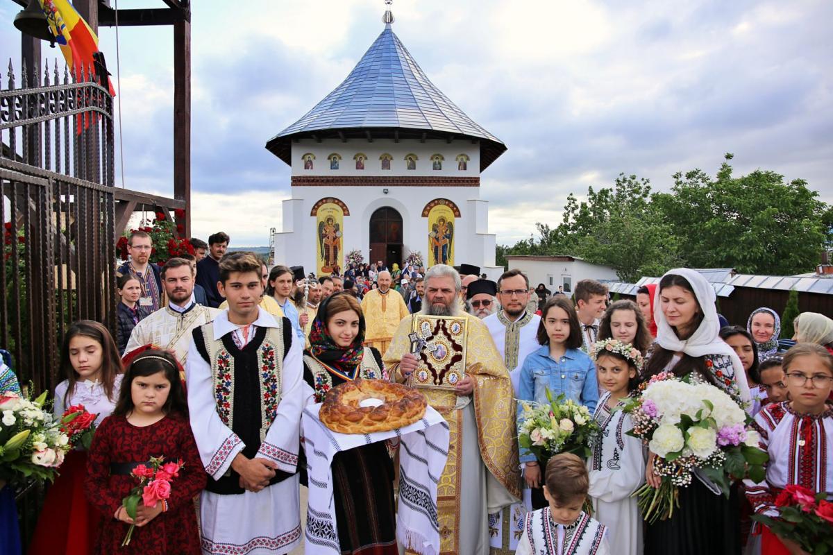 Biserica parohiei botosanene de 18 familii a fost sfintita de Mitropolitul Teofan