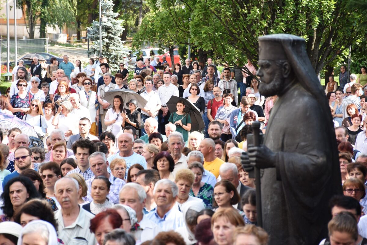 La traditionala procesiune de Rusalii clujenii au serbat nasterea Bisericii si s au rugat pentru mediu