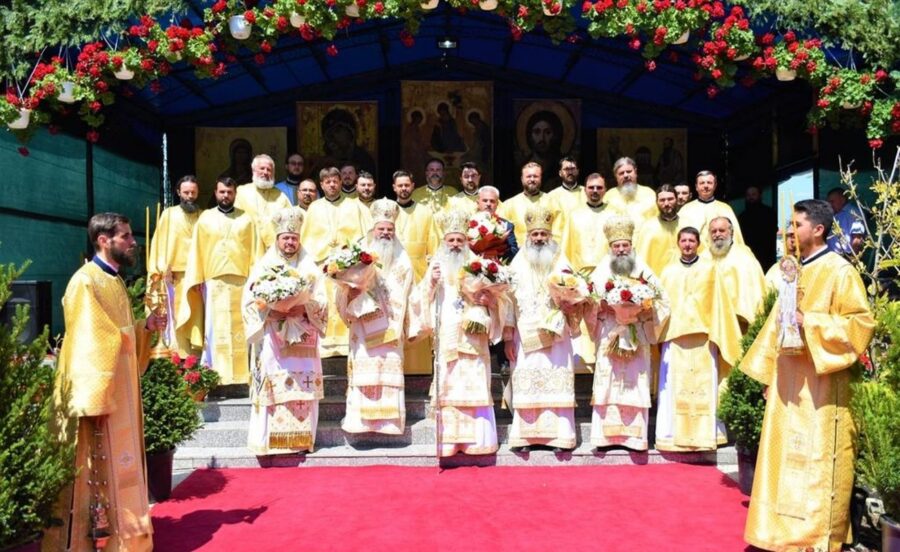 Cinci ierarhi la hramul catedralei episcopale din husi