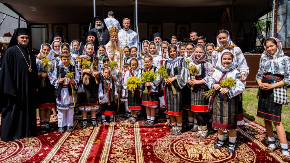 Copii din bucovina au impodobit hramul de la suceava cu vocile si costumele lor mariana malos 2