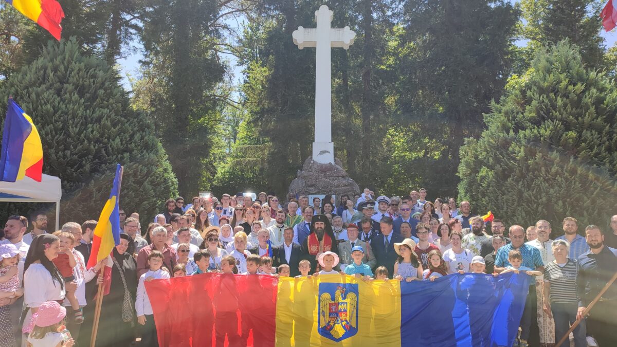 Mitropolitul iosif si sute de pelerini din diaspora s au rugat pentru eroii romani care odihnesc la soultzmatt