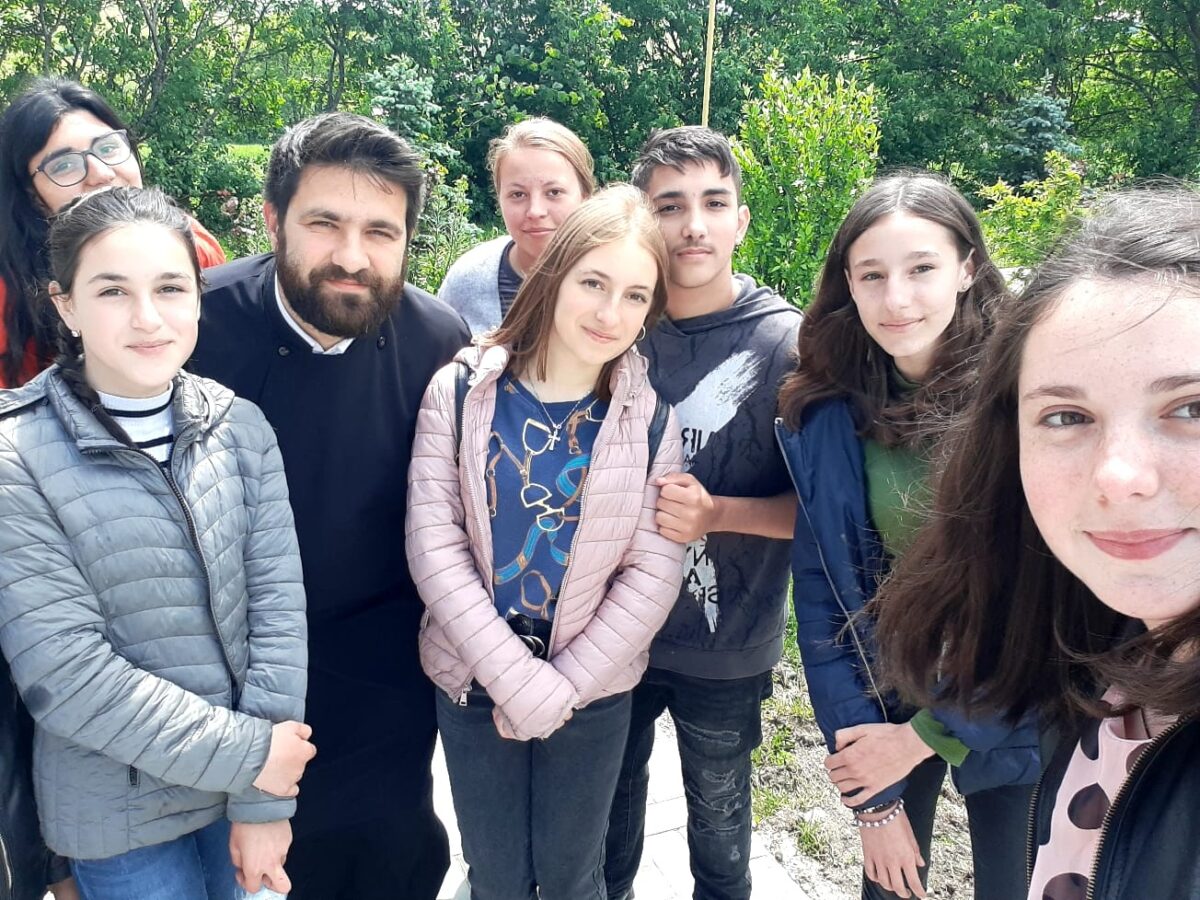 Tinerii voluntari ai unei parohii din judetul iasi spun ca invata empatia si le ofera celor din jur speranta