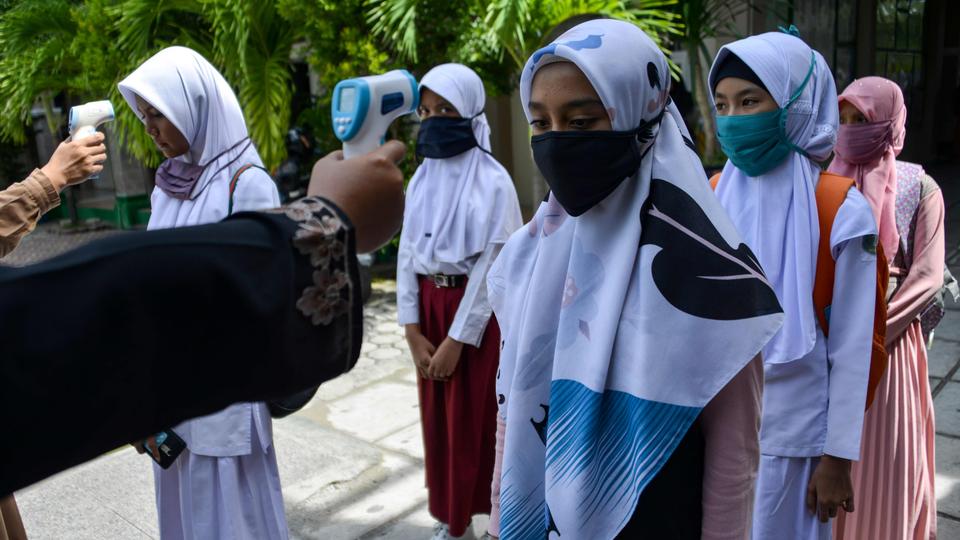 98237 IDN20210205indonesianbansmandatoryreligiousattireinschoolsAFP 1612529873452 (1)