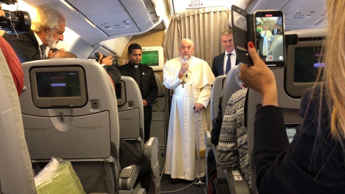 Angelus sul volo verso il Canada. Il Papa nonni la nostra storia