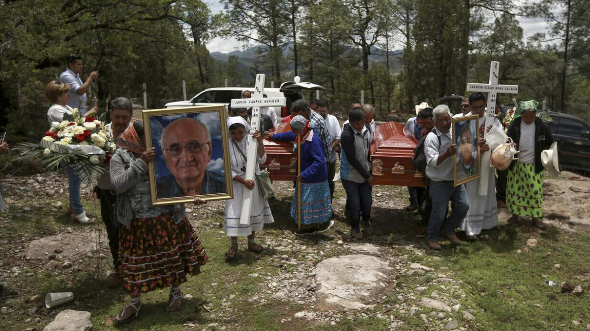 Ultimo adios de la comunidad de Cerocahui a los sacerdotes Javier Campos y Joaquin Mora