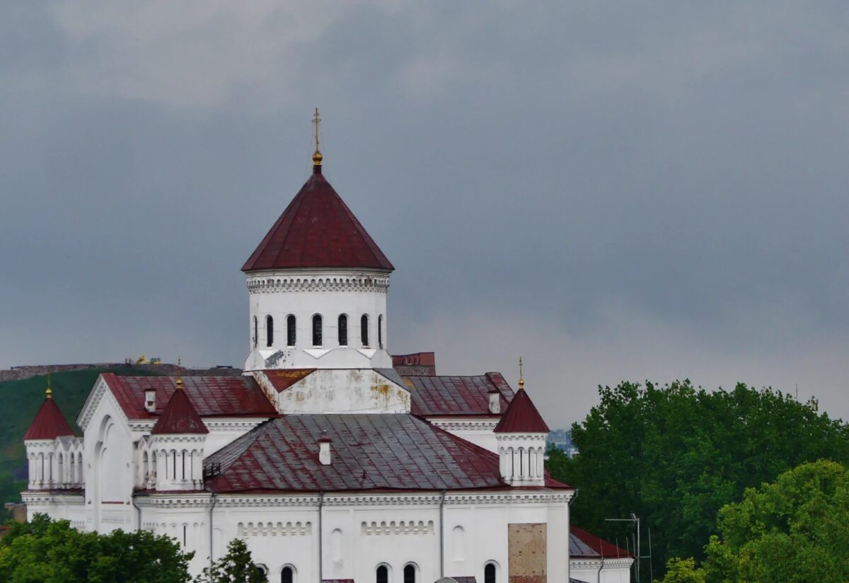 Vilnius Sienos Basteja Blick auf die Dievo Motinos Emimo i Dangu Katedra 2k