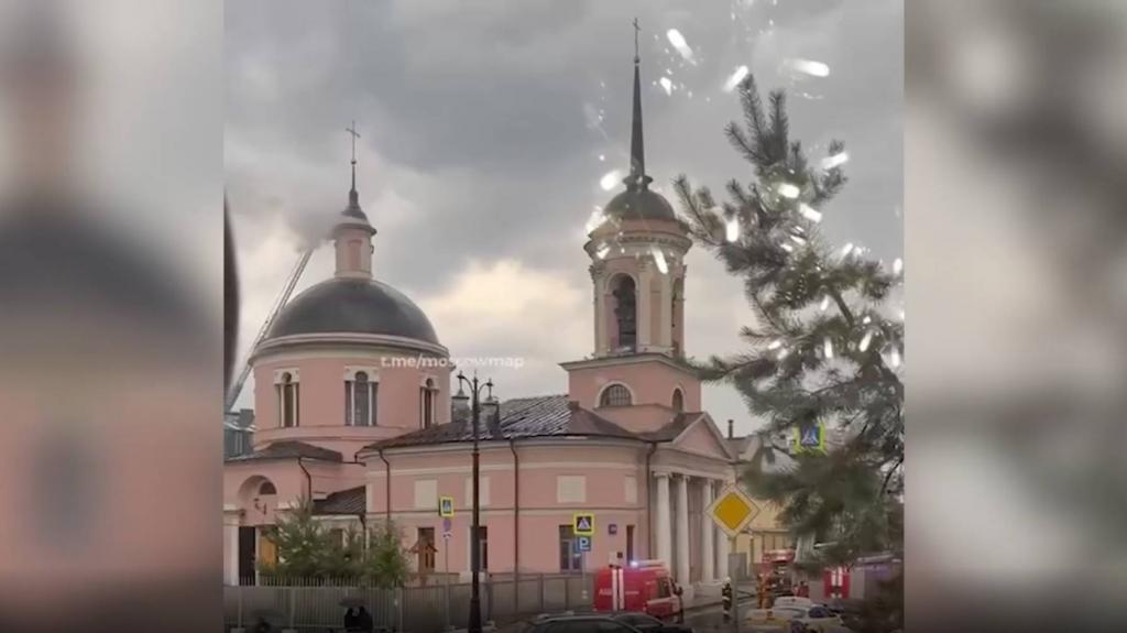 Khram v tsentre moskvy zagorelsya posle udara molnii foto iz otkrytykh istochnikov 1 2022 07 7 19 09