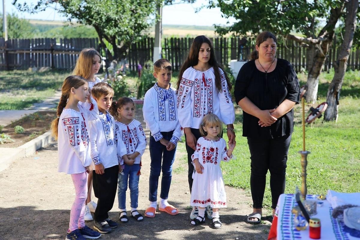 O familie cu 10 copii din costesti are o locuinta renovata si primitoare cu ajutorul pro vita iasi