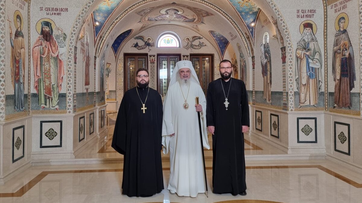 Patriarhul daniel a oferit distinctii vicarilor eparhiali din episcopia daciei felix