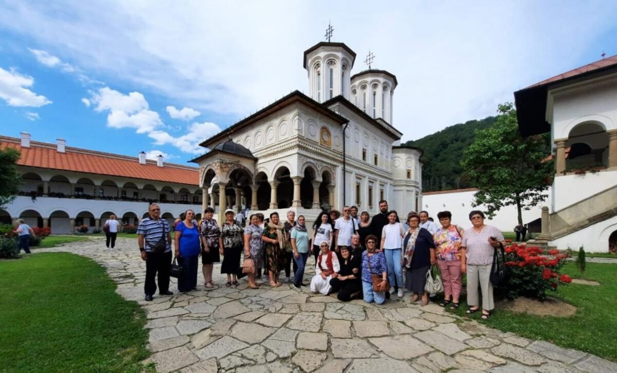 Pelerinaj al credinciosilor bacauani la cazanele dunarii