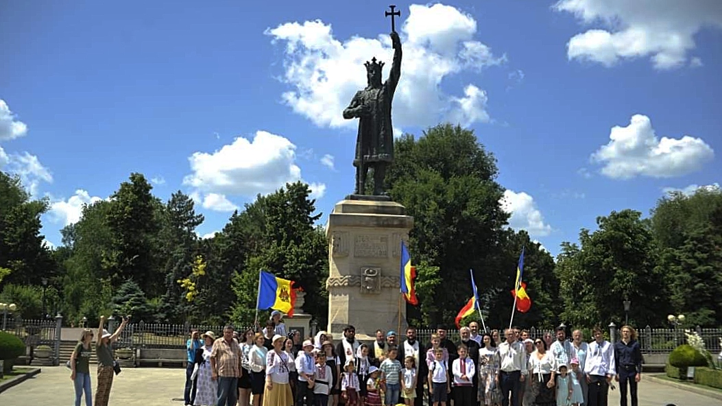 Preoti credinciosi din mitropolia basarabiei s au rugat la statuia sf stefan cel mare din chisinau
