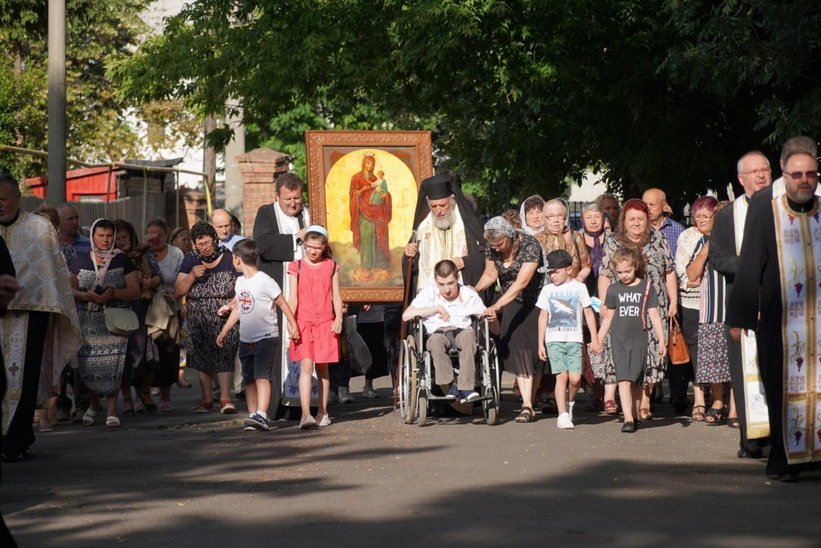 Procesiune cu icoana maicii domnului prodromita la galati