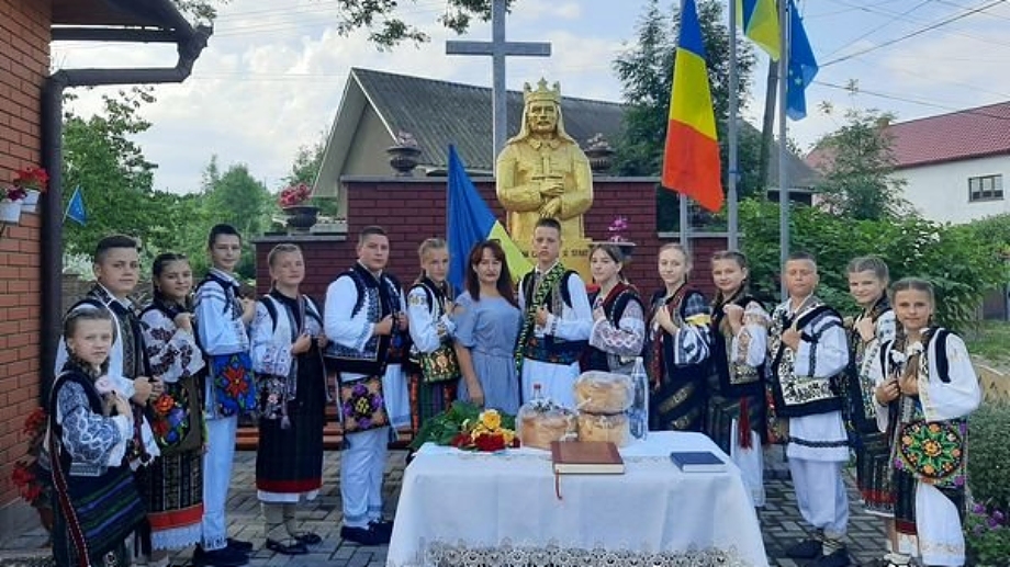 Sf stefan cel mare are statuie intr o comuna cernauteana la 9 km de vama siret