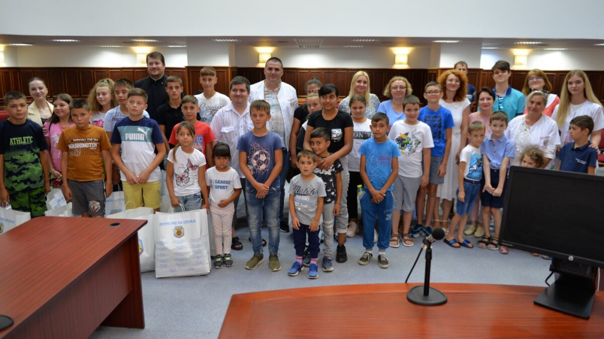 Voluntarii catedralei nationale ajutor pentru elevii