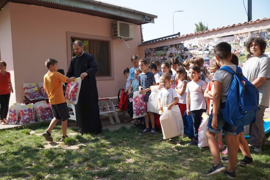 ADJ ofera 4000 de ghiozdane