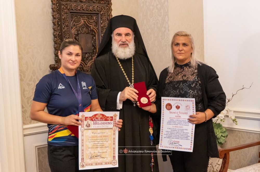 Bianca Ghelber si Mihaela Melinte premiate de Arhiepiscopul Romanului si Bacaului