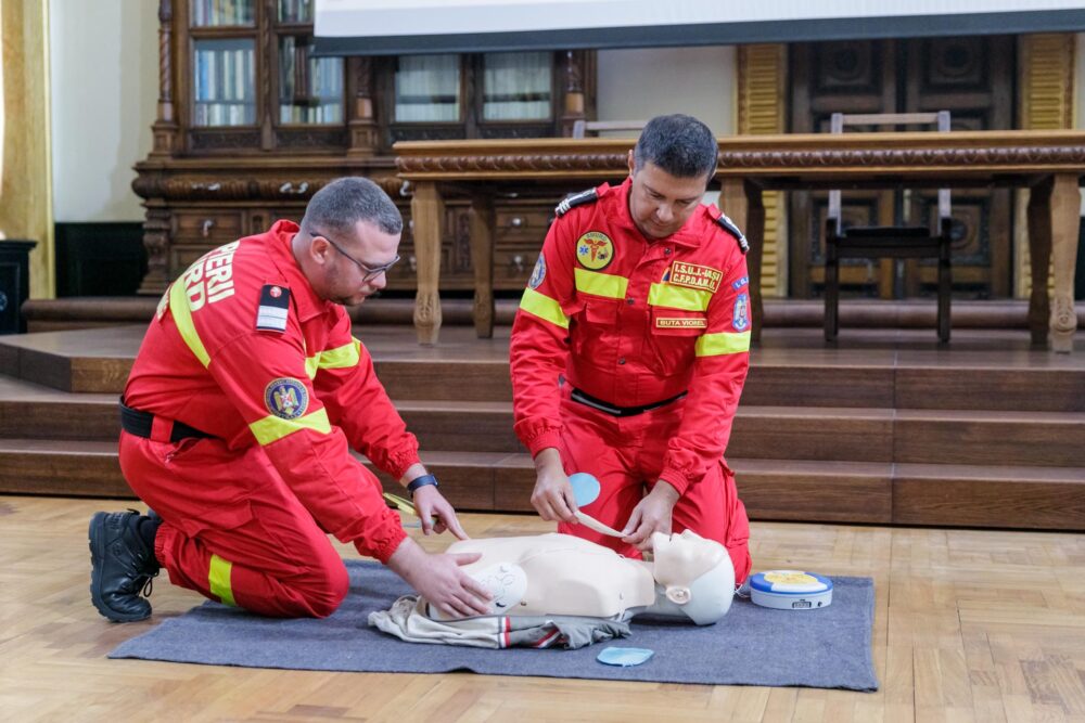 Instructaj defibrilator Ansamblul Mitropolitan Iasi 9 aug 2022 Foto Silviu Cluci redim