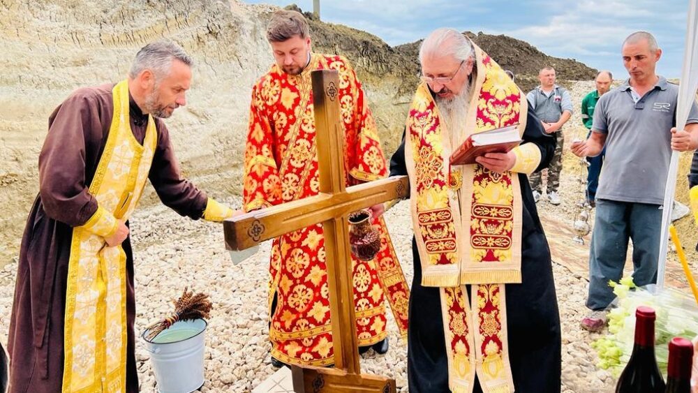 Se construieste o noua biserica in Arhiepiscopia Chisinaului la Cornesti