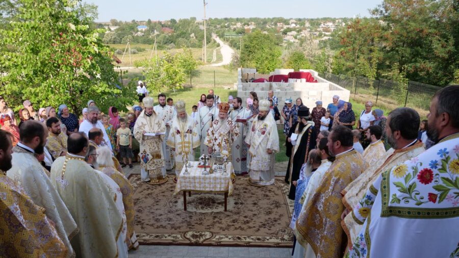 Biserica edificata de o comunitate basarabeana in locul celei distruse de ateismul sovietic