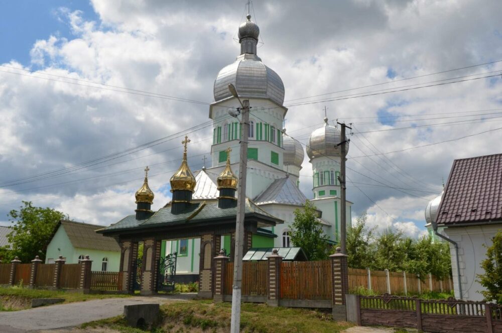 Biserica sfintei treimi din crasna cernauti loc de rugaciune si reconciliere