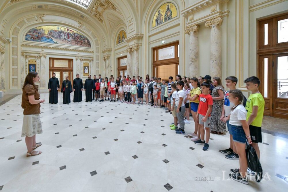 Copii din prahova in vizita pe dealul patriarhiei