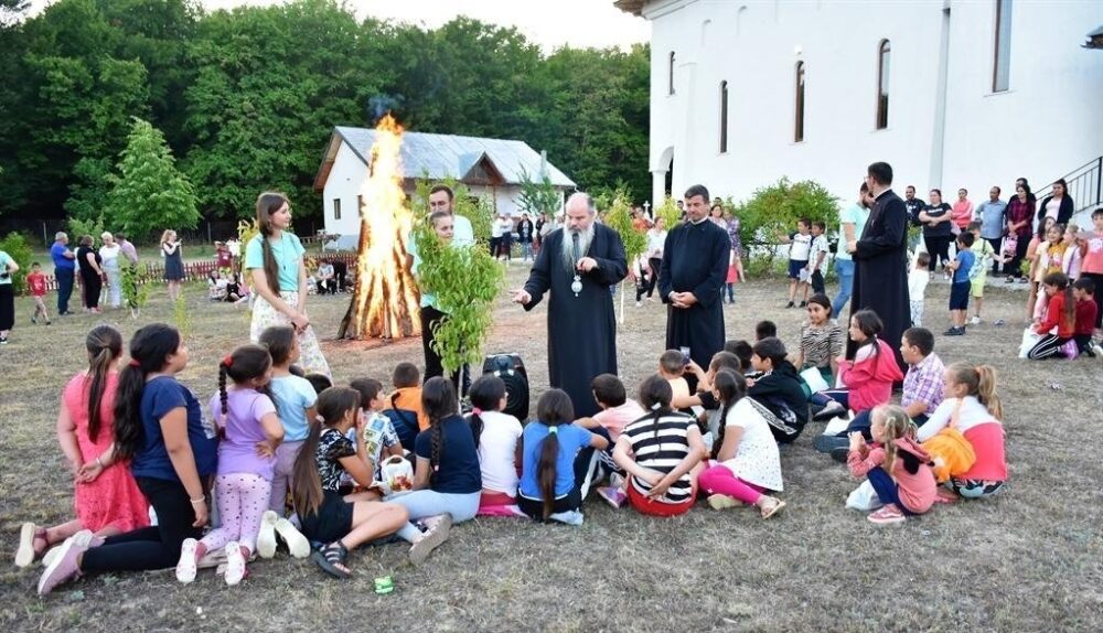 Ierarhul husilor alaturi de cei 120 de copii si tineri din tabara rurala copilarie si credinta