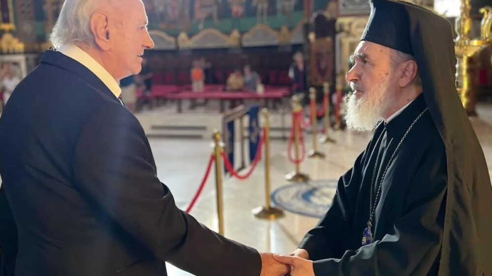 Maestrul gheorghe zamfir decorat de arhiepiscopul aradului